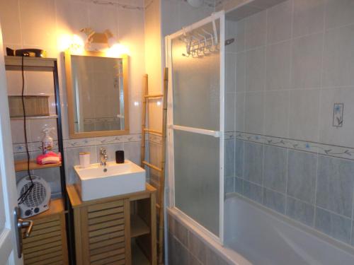 y baño con lavabo, ducha y bañera. en Le Barcares bel appartement 62m2 -2 chambres, en Le Barcarès