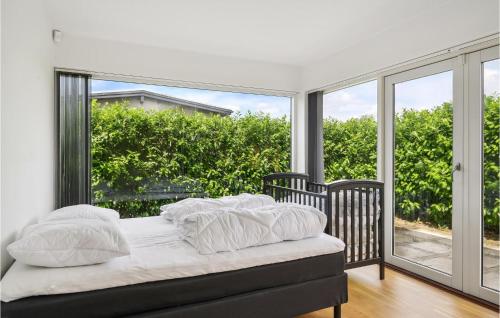 - une chambre avec un lit et un balcon avec des portes coulissantes en verre dans l'établissement Beautiful Home In Glostrup With Wifi And 3 Bedrooms, à Glostrup