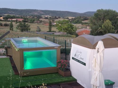 una pequeña piscina en un cenador junto a una piscina en CASA RURAL EL SAUCE. A 2,5 KM DE CUENCA CAPITAL en Nohales