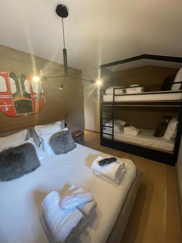 - une chambre avec un grand lit et 2 lits superposés dans l'établissement Appartement standing face mont blanc piscine, à Megève