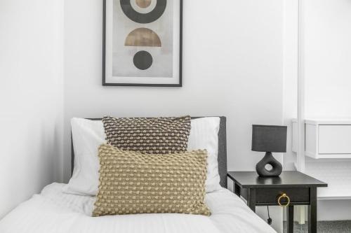 Ένα ή περισσότερα κρεβάτια σε δωμάτιο στο NEW Stunning Plymouth Central Apartment - Sleeps 6