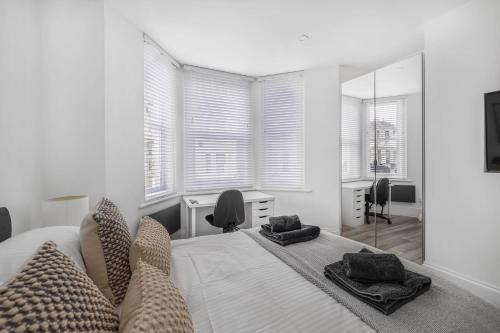 a bedroom with a large bed with pillows on it at NEW Stunning Plymouth Central Apartment - Sleeps 6 in Plymouth