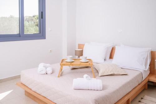 Ένα ή περισσότερα κρεβάτια σε δωμάτιο στο Olea Seaside luxury apartment in Crete