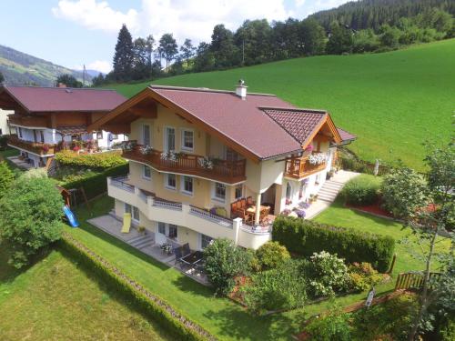 uma vista aérea de uma casa numa colina em Modern apartment in Salzburger with terrace em Kleinarl