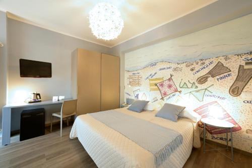 ein Schlafzimmer mit einem Bett und einer Wand mit einer Karte in der Unterkunft Hotel Bristol in Alassio