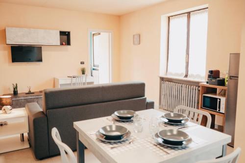 un soggiorno con tavolo e divano di Casa Calandri - Elegante Appartamento Free Wi-FI a Margarita