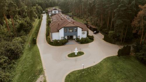 Villa Leśne Ustronie في Lubiszewo: اطلالة جوية على منزل له ممر