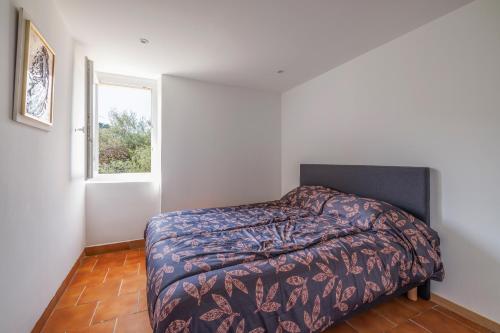 Schlafzimmer mit einem Bett und einem Fenster in der Unterkunft Le Masage - Appt pour 6 vue montagne in Castagniers