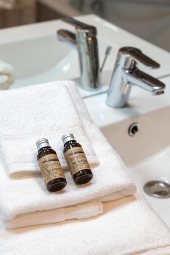 - deux bouteilles d'huiles essentielles assises sur un lavabo dans l'établissement Sioul - Appt à moins d1km de la plage, à Concarneau