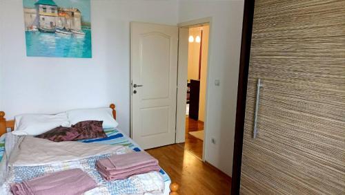 ein Schlafzimmer mit einem Bett und einer Tür zu einem Zimmer in der Unterkunft Dado in Bijeljina