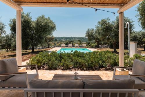 una vista sulla piscina dal patio di una villa di Villa Solivetta a Martina Franca