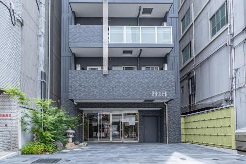 une vue extérieure d'un bâtiment avec une entrée dans l'établissement H2H Shinsaibashi, à Osaka