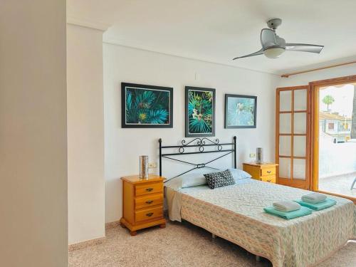 a bedroom with a bed and a ceiling fan at Valencia Sol y Playa in Sagunto