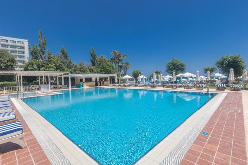 Bazén v ubytování Iliada Beach Hotel nebo v jeho okolí