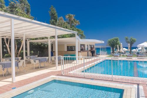 Bazén v ubytování Iliada Beach Hotel nebo v jeho okolí