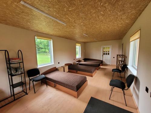 ein Wohnzimmer mit 2 Betten und einem Sofa in der Unterkunft Liafa laikas 