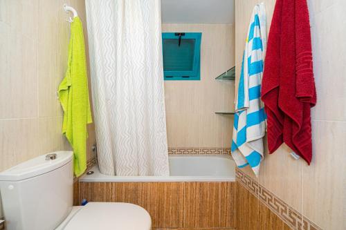 een badkamer met een toilet, een douche en een bad bij Atrium Beach - Cala de Villajoyosa in Villajoyosa