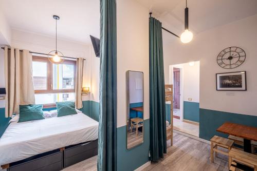 Un dormitorio pequeño con una cama y una ventana. en MyTinyHome Festina Lente, en Roma