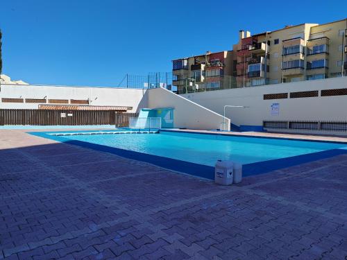 ein leerer Pool vor einem Gebäude in der Unterkunft Cap d'agde VUE MER in Cap d'Agde