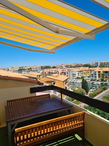 Markierung auf einem Balkon mit Stadtblick in der Unterkunft Cap d'agde VUE MER in Cap d'Agde