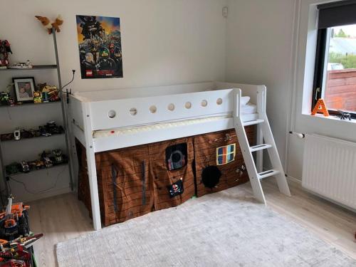 uma mesa de jogos para crianças num quarto com uma casa de cão em House close to the city em Copenhaga