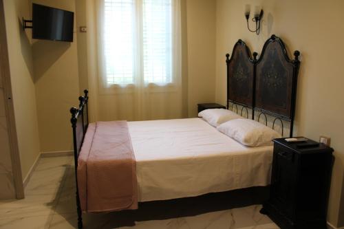 Schlafzimmer mit einem großen Bett mit einem schwarzen Kopfteil in der Unterkunft Gli Alloggi De Il Piccolo Borgo in Castel Maggiore