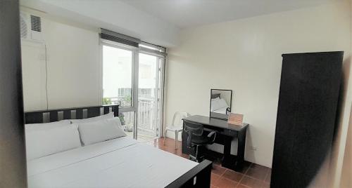 1 dormitorio con cama, escritorio y piano en Two Storey Penthouse with Fantastic View en Manila