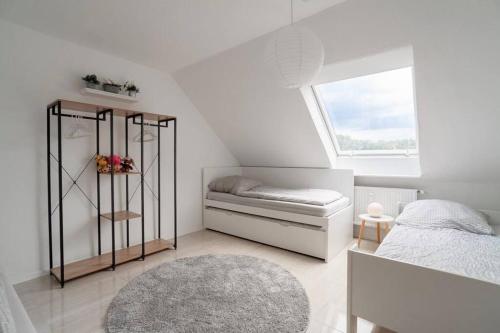 ein weißes Schlafzimmer mit einem Bett und einem Fenster in der Unterkunft Top Equipped Netflix WLAN CentrO OLGA-Park in Oberhausen