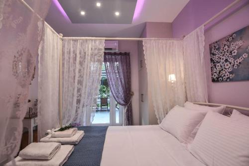 um quarto com uma cama branca e tectos roxos em Dream Luxury Home em Xylokastron