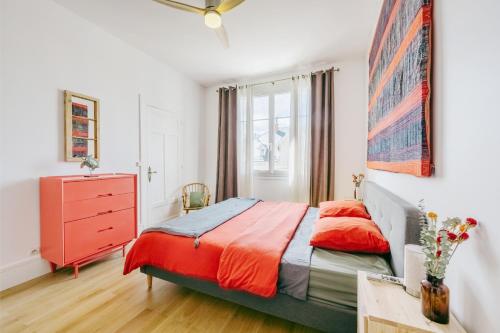 1 dormitorio con 1 cama, vestidor y ventana en Le Nid d'Ernest, en Voiron