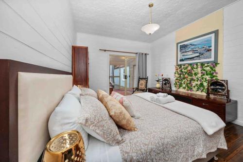 1 dormitorio con 1 cama grande con almohadas en Peaceful & luxury Country Living, en Sandfly