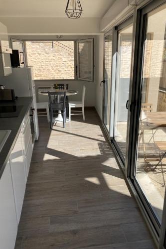 une cuisine et une salle à manger avec une table et des chaises dans l'établissement Le Petit Cellier, à Coulommes-la-Montagne