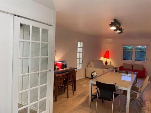 un salon avec une table et un bureau dans l'établissement Maison Carcari, à Pau