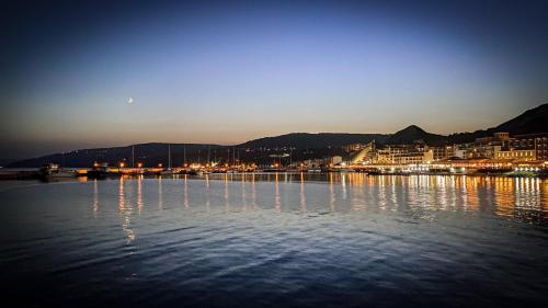 um grande corpo de água com uma cidade à noite em Family Hotel Morska Zvezda em Balchik