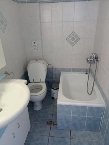 a bathroom with a toilet and a tub and a sink at OLIVE&VIEW in Nea Moudania