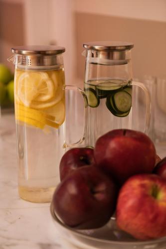 a plate of apples and a jar of liquid at Grand Hotel Telese in Telese