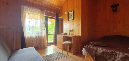 une chambre avec un lit et une fenêtre dans une pièce dans l'établissement Pensiunea TOP DEMAC, à Slănic