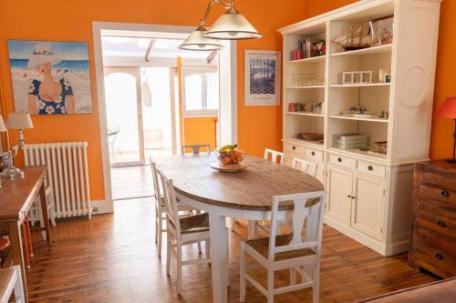 une cuisine et une salle à manger avec une table et des chaises dans l'établissement Maison sablaise face à la Grande Plage Parking, à Les Sables-dʼOlonne