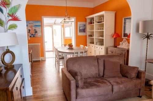 ein Wohnzimmer mit einem Sofa und einem Tisch in der Unterkunft Maison sablaise face à la Grande Plage - classée 4 in Les Sables-dʼOlonne