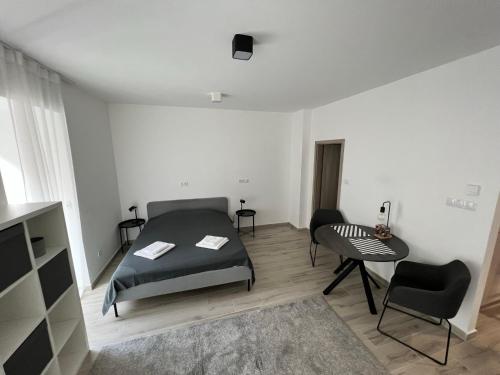 um quarto com uma cama, uma mesa e cadeiras em Bez7 Apartman em Budapeste