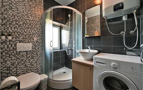 La salle de bains est pourvue d'un lave-linge et d'un lavabo. dans l'établissement Beautiful Home In Pregrada With Kitchen, à Pregrada