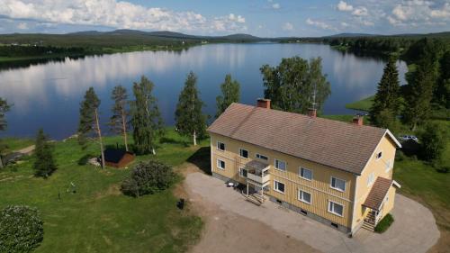 an aerial view of a house on a lake at Napapiirin Eräkartano in Pello