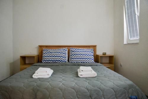 1 dormitorio con 1 cama grande y toallas. en Villa Silva, en Ohrid