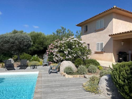 une maison avec piscine à côté d'une maison dans l'établissement villa Filao Sainte Lucie de Porto vecchio, à Sainte-Lucie de Porto-Vecchio