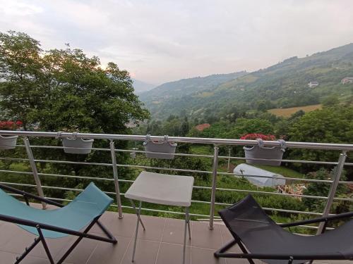 En generel udsigt til bjerge eller udsigt til bjerge taget fra feriehuset