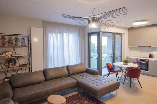 ein Wohnzimmer mit einem Sofa und einem Tisch in der Unterkunft Shades of Grey 124 in Bukarest
