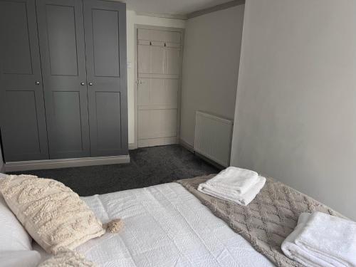 A bed or beds in a room at Little Pilgrims Retreat in St Dunstans, Canterbury