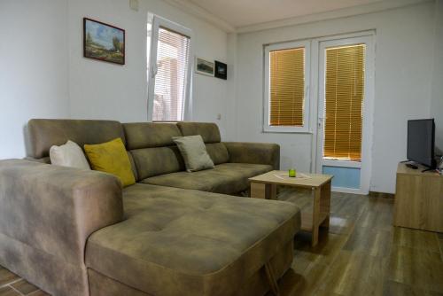 sala de estar con sofá y mesa en Villa Silva, en Ohrid