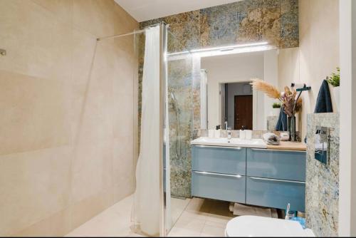 La salle de bains est pourvue d'une douche et d'un lavabo. dans l'établissement Color Room Warsaw Wola, à Varsovie