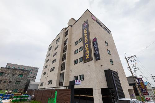 EumseongにあるEumseong Hotel Luemの側面に看板がある建物